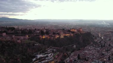 Granada, İspanya 'daki Alhambra Sarayı, İslami Ortaçağ Şatosu, Güney İspanya, Endülüs' teki ünlü turizm manzarası