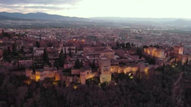 Granada, İspanya 'daki Alhambra Sarayı, İslami Ortaçağ Şatosu, Güney İspanya, Endülüs' teki ünlü turizm manzarası