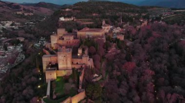 Granada, İspanya 'daki Alhambra Sarayı, İslami Ortaçağ Şatosu, Güney İspanya, Endülüs' teki ünlü turizm manzarası