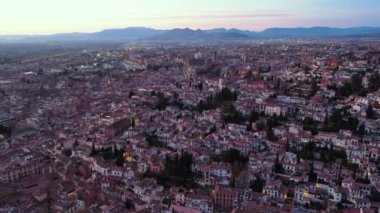 Granada şehrinin hava manzarası, alacakaranlıkta Albaicin bölgesi, şehrin eski Moorish mahallesi, Alhambra 'ya bakan bir tepenin üzerinde. Endülüs, İspanya