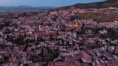 Granada şehrinin hava manzarası, alacakaranlıkta Albaicin bölgesi, şehrin eski Moorish mahallesi, Alhambra 'ya bakan bir tepenin üzerinde. Endülüs, İspanya