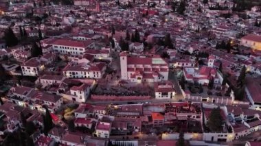 Granada şehrinin hava manzarası, alacakaranlıkta Albaicin bölgesi, şehrin eski Moorish mahallesi, Alhambra 'ya bakan bir tepenin üzerinde. Endülüs, İspanya