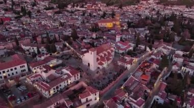 Granada şehrinin hava manzarası, alacakaranlıkta Albaicin bölgesi, şehrin eski Moorish mahallesi, Alhambra 'ya bakan bir tepenin üzerinde. Endülüs, İspanya