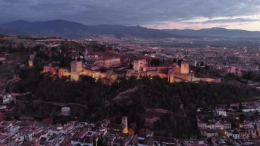 Granada, İspanya 'daki Alhambra Sarayı, İslami Ortaçağ Şatosu, Güney İspanya, Endülüs' teki ünlü turizm manzarası