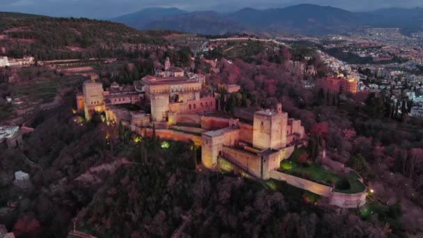 西班牙格拉纳达的阿罕布拉宫 伊斯兰中世纪城堡 西班牙南部安达卢西亚著名旅游胜地的空中景观 — 图库视频影像