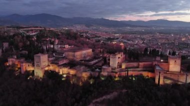 Granada, İspanya 'daki Alhambra Sarayı, İslami Ortaçağ Şatosu, Güney İspanya, Endülüs' teki ünlü turizm manzarası