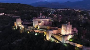 Granada, İspanya 'daki Alhambra Sarayı, İslami Ortaçağ Şatosu, Güney İspanya, Endülüs' teki ünlü turizm manzarası
