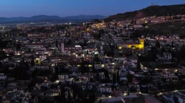 Granada şehrinin hava manzarası, alacakaranlıkta Albaicin bölgesi, şehrin eski Moorish mahallesi, Alhambra 'ya bakan bir tepenin üzerinde. Endülüs, İspanya