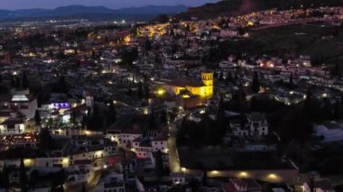 Granada şehrinin hava manzarası, alacakaranlıkta Albaicin bölgesi, şehrin eski Moorish mahallesi, Alhambra 'ya bakan bir tepenin üzerinde. Endülüs, İspanya