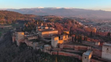 Alhambra Sarayı ve Kalesi üzerinde gün batımı, Granada, Endülüs 'te nefes kesici bir hava manzarası.