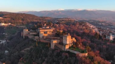 Alhambra Sarayı ve Kalesi üzerinde gün batımı, Granada, Endülüs 'te nefes kesici bir hava manzarası.