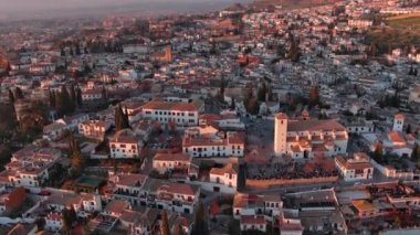 Granada şehrinin hava manzarası, gün batımında Albaicin bölgesi, şehrin eski Moorish mahallesi, Alhambra 'ya bakan bir tepenin üzerinde. Endülüs, İspanya