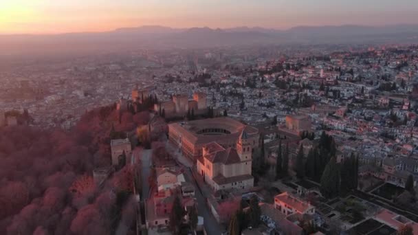 グラナダ サンセットのアルハンブラ宮殿と要塞の見事な空中ヴィスタアンダルシア — ストック動画