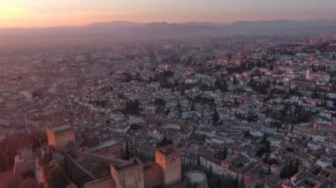 Alhambra Sarayı ve Kalesi üzerinde gün batımı, Granada, Endülüs 'te nefes kesici bir hava manzarası.