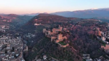 Alhambra Sarayı ve Kalesi üzerinde gün batımı, Granada, Endülüs 'te nefes kesici bir hava manzarası.