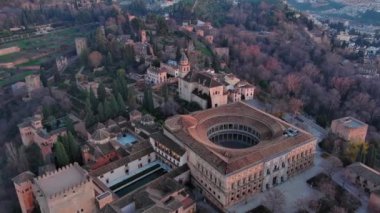 Alhambra Sarayı ve Kalesi üzerinde gün batımı, Granada, Endülüs 'te nefes kesici bir hava manzarası.