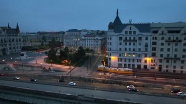 Mavi saatte Tipik Budapeşte Tramvayı 'nın hava görüntüsü, Macaristan' ın geniş açılı takibi.