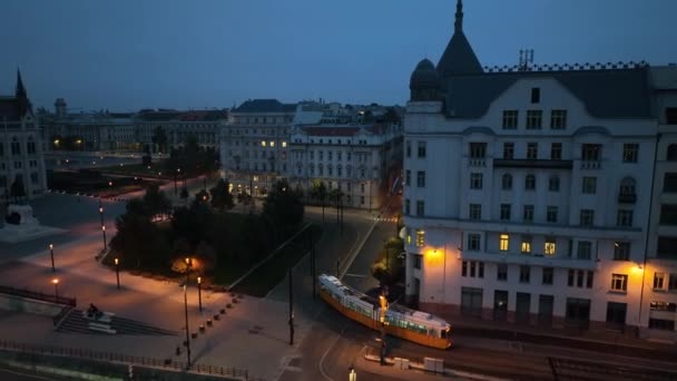 Αεροφωτογραφία Του Τυπικού Τραμ Βουδαπέστη Διέρχεται Από Γειτονιά Της Πόλης — Αρχείο Βίντεο