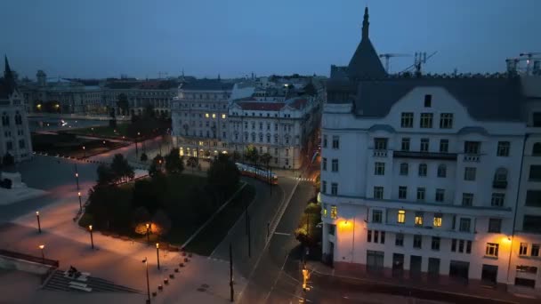 Letecký Pohled Typický Budapešť Tramvaj Procházející Městskou Čtvrtí Během Modré — Stock video