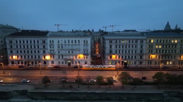 Flygfoto Över Typiska Budapest Spårvagn Passerar Genom Stadsdelen Blå Timme — Stockvideo