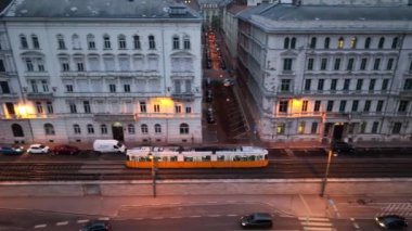 Mavi saatte Tipik Budapeşte Tramvayı 'nın hava görüntüsü, Macaristan' ın geniş açılı takibi.