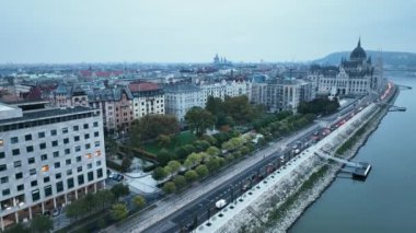 Macar Parlamento Binası 'nın havadan görünüşü, eski tarihi tramvay ve Tuna Nehri. Macaristan