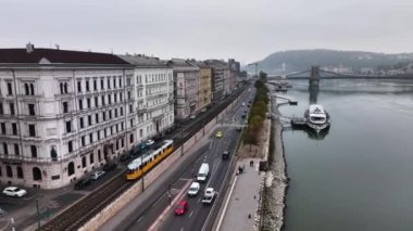 Bulutlu bir günde Tipik Budapeşte Tramvayı 'nın şehir mahallelerinden geçerken hava görüntüsü, Macaristan' ın geniş açılı takibi takip ediyor.