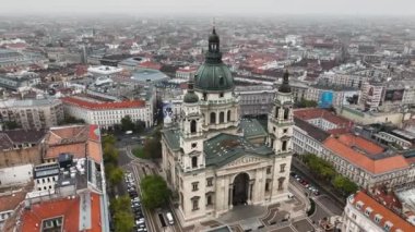 St. Stephens Bazilikası 'nın hava görüntüsü bulutlu bir gün, kasvetli Budapeşte, Macaristan