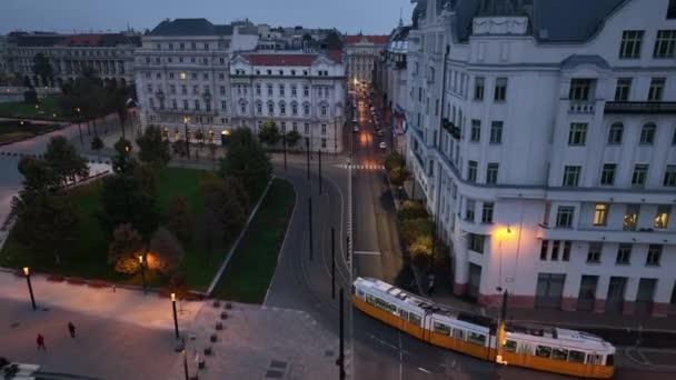 Flygfoto Över Typiska Budapest Spårvagn Passerar Genom Stadsdelen Blå Timme — Stockvideo