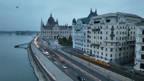 Letecký Pohled Budovu Maďarského Parlamentu Starou Historickou Tramvaj Řeku Dunaj — Stock video