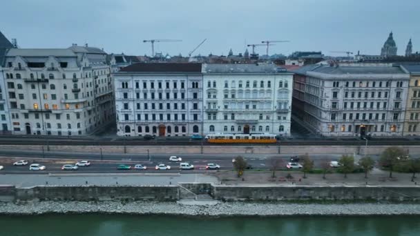 부다페스트 열차가 파란색 시간에 지역을 통과하는 장면을 공중에서 공중에서의 촬영은 — 비디오