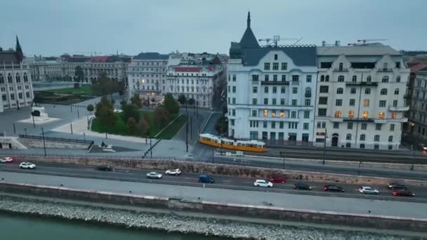 典型的布达佩斯电车在蓝色时间穿过市区时的空中景观 空中跟踪从宽角度拍摄 匈牙利 — 图库视频影像