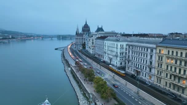 Вид Воздуха Здание Парламента Венгрии Старый Исторический Трамвай Реку Дунай — стоковое видео