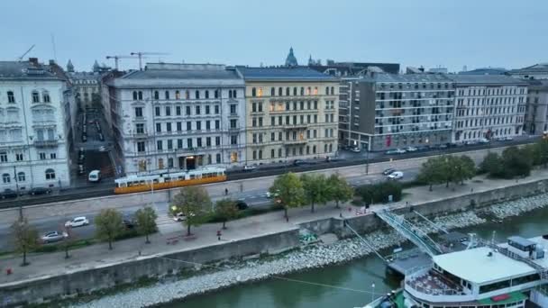 Letecký Pohled Typický Budapešť Tramvaj Procházející Městskou Čtvrtí Během Modré — Stock video