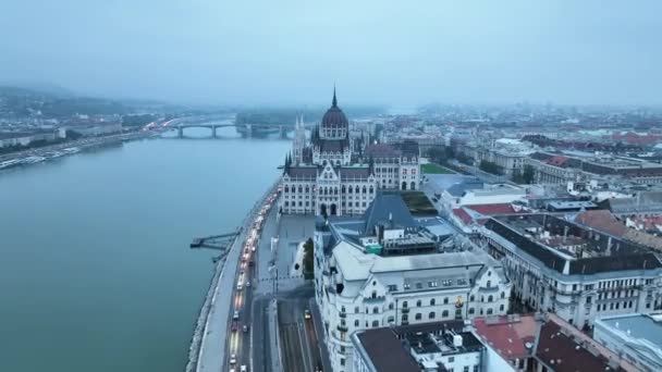 ハンガリー議会ビル 古い歴史的なトラムやドナウ川の空中ビュー ハンガリー — ストック動画
