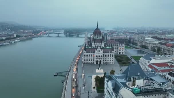 Letecký Pohled Budovu Maďarského Parlamentu Starou Historickou Tramvaj Řeku Dunaj — Stock video