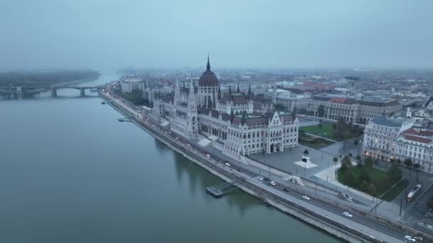 Uitzicht Vanuit Lucht Het Hongaarse Parlementsgebouw Oude Historische Tram Donau — Stockvideo