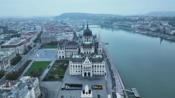 ハンガリー議会ビル 古い歴史的なトラムやドナウ川の空中ビュー ハンガリー — ストック動画