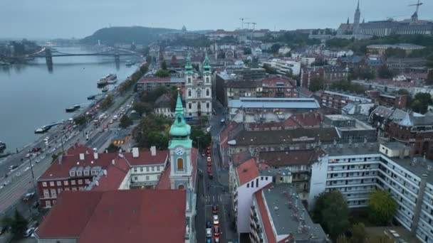 位于Varkerulet区Buda城堡区的罗马天主教教区Felsovizivarosi Szent Anna Plebania的圣安教区 布达佩斯市天际线的空中景观 — 图库视频影像