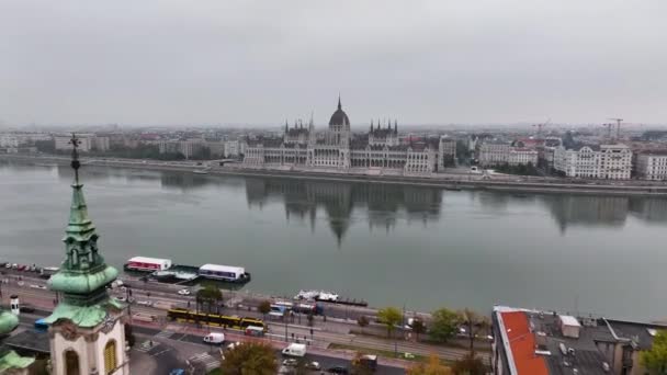 Oprichting Luchtfoto Van Boedapest Hongaars Parlementsgebouw Tijdens Een Bewolkte Dag — Stockvideo