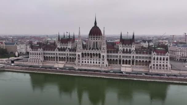 Воздушный Вид Будапешт Здание Венгерского Парламента Пасмурный День Венгрия — стоковое видео