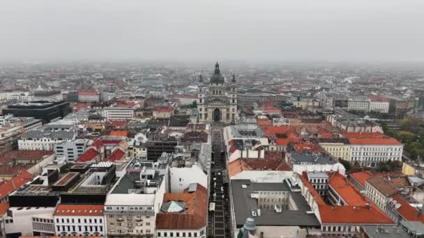 匈牙利布达佩斯 乌云密布的圣斯蒂芬斯大教堂的空中风景 — 图库视频影像