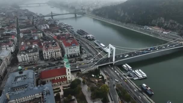 在匈牙利布达佩斯建立空中视图拍摄 伊丽莎白桥 Elisabeth Bridge或Erzsebet Hid 是布达佩斯的第三座新桥 横跨多瑙河连接布达和佩斯 — 图库视频影像