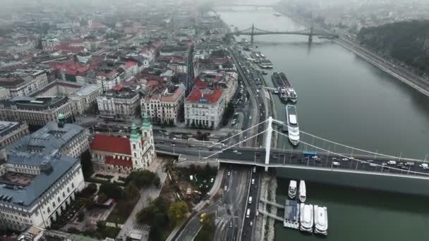 ハンガリーのブダペストで撮影 エリーザベト橋またはエルゼベト橋はブダペストで3番目に新しい橋で ドナウ川を渡ってブダとペストを結んでいます — ストック動画