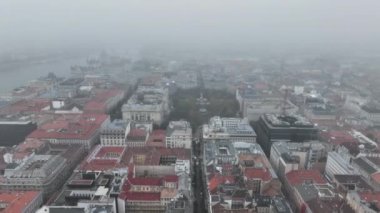 Budapeşte şehrinin hava manzarası ufuk çizgisi, Liberty Square Szabadsag ter, halk meydanı, Macaristan