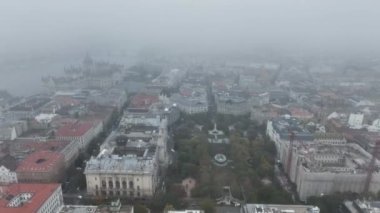 Budapeşte şehrinin hava manzarası ufuk çizgisi, Liberty Square Szabadsag ter, halk meydanı, Macaristan