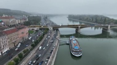 Budapeşte Margaret Köprüsü ya da Margit 'in havadan görünüşü Tuna Nehri' nin üzerine gizlenmiş. Şehirde toplu taşıma. Sarı tramvay köprüden geçiyor.