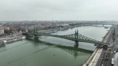 Budapeşte Szabadsag 'ın hava görüntüsü Özgürlük Köprüsü veya Özgürlük Köprüsü' nü gizledi, Buda ve Pest 'i Tuna Nehri' nin karşısına bağladı. Tarihi şehirde ikonik köprü boyunca bir tramvay dolaşır.