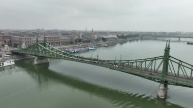 Budapeşte Szabadsag 'ın hava görüntüsü Özgürlük Köprüsü veya Özgürlük Köprüsü' nü gizledi, Buda ve Pest 'i Tuna Nehri' nin karşısına bağladı. Tarihi şehirde ikonik köprü boyunca bir tramvay dolaşır.