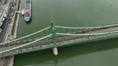 Budapeşte Szabadsag 'ın hava görüntüsü Özgürlük Köprüsü veya Özgürlük Köprüsü' nü gizledi, Buda ve Pest 'i Tuna Nehri' nin karşısına bağladı. Tarihi şehirde ikonik köprü boyunca bir tramvay dolaşır.